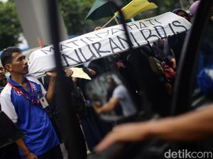 Keranda Mayat Warnai Aksi Buruh di Depan Gedung Kemenkes
