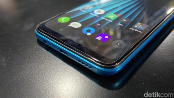 Bagian bawah terdapat port microUSB. Foto: Adi Fida Rahman/detikINET