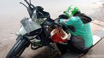 Kelelahan, Pengendara Motor Ketiduran di Pinggir Jalan