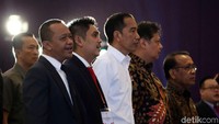 Selain Jokowi, Menteri Koordinator Bidang Perekonomian Airlangga Hartarto juga turut hadir di acara pelantikan pengurus Hipmi tersebut.