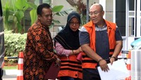 Pejabat Pembuat Komitmen Judi Tetrahastoto (baju bergaris) dan   Kepala Dinas Pekerjaan Umum, Bina Marga, dan Sumber Daya Air Kabupaten Sidoarjo Sunarti Setyaningsih juga turut menjalani pemeriksaan di gedung KPK, Jakarta.