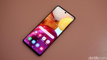 Ukuran layar Galaxy A71 6,7 inch Full HD+ dan menggunakan panel Super AMOLED Plus. Foto: Adi Fida Rahman/detikINET