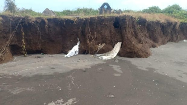 Abrasi di Takalar Sulsel Hantam Pekuburan, Kain Kafan Bermunculan