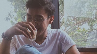 Populer Sampai Korea, Ardhito Pramono Punya Gaya Keren Saat Ngopi