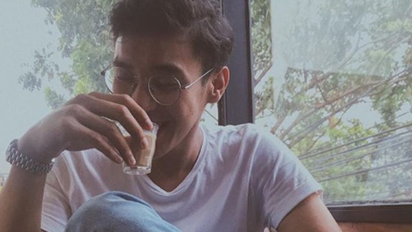 Populer Sampai Korea, Ardhito Pramono Punya Gaya Keren Saat Ngopi
