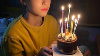 Awal Januari lalu ternyata jadi hari paling manis untuk Seolhyun. Ia merayakan ulang tahunnya dengan sepotong kue berhiaskan lilin. Jangan-jangan liburan ke Bali kali ini jadi hadiah untuk dirinya.  Foto: instagram @sh_9513