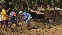Aktivitas juga mulai terlihat di Kampung Cimenteng, Sajira, Lebak, Banten. Sejumlah warga bersama-sama membersihkan endapan lumpur sisa banjir bandang yang menutupi jalan. Antara Foto/Weli Ayu Rejeki.