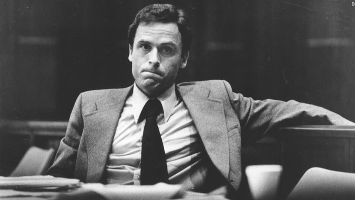 Pembunuh berantai, Ted Bundy saat berada dalam persidangan (CNN)