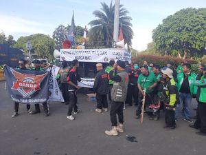 Massa Pengemudi Ojol yang Demo Depan Istana Bubar