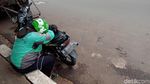 Kelelahan, Pengendara Motor Ketiduran di Pinggir Jalan