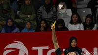 Pebulutangkis ganda putra Indonesia Fajar Alfian/Muhammad Rian Ardianto berusaha mengembalikan kok ke arah pebulutangkis ganda putra Jepang Akira Koga/Taichi Saito dalam pertandingan babak pertama Indonesia Masters 2020 di Istora Senayan, Jakarta, Rabu (15/1/2020).