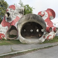 Halte bus di Abkhazia sangat berbeda dengan halte-halte pada umumnya. Apakah kamu sudah pernah melihat halte bus yangg seunik ini sebelumnya? Foto: dok. bored panda