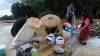 Warga pun berharap bantuan air bersih tersebut dapat segera mereka dapatkan karena dengan kondisi air bersih yang sulit didapatkan mereka pun kesulitan untuk membersihkan pakaian hingga berbagai perabotan yang kotor dan berlumpur akibat terendam banjir. Antara Foto/Muhammad Bagus Khoirunas.