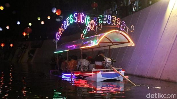 Nyala Lampion, Tanda Perahu Wisata Imlek di Solo Beroperasi