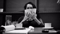 Ngopi sambil bersantai, jadi momen favorit aktris kelahiran Malang ini menghabiskan waktu luangnya. Foto: Instagram @got_alex