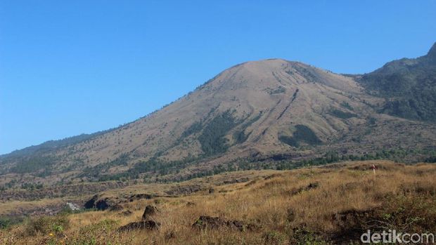 Gunung Guntur di Kabupaten Garut menyimpan mitos.