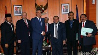 Ketua Dewan Perwakilan Daerah (DPD) RI, AA. La Nyalla Mahmud Mattalitti didampingi Sekjen DPD RI Reydonnyzar Moenek (kanan) menerima kunjungan Duta Besar Uni Eropa untuk Indonesia, Vincent Piket.