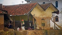 Warga terdampak banjir bandang di kawasan Lebak, Banten, mulai kembali ke rumah mereka untuk membersihkan rumah yang rusak dan dipenuhi lumpur akibat terendam diterjang banjir bandang pada Rabu (1/1) lalu. Antara Foto/Asep Fathulrahman.