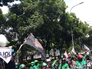 Pawai Motor dari Irti Monas, Driver Ojol Geruduk Kemenhub dan Istana