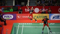 Fajar Alfian/Muhammad Rian Ardianto menundukkan lawannya asal Jepang, Akira Koga/Taichi Saito, dengan 21-19, 16-21, dan 21-13. (Agung Pambudhy/detikSport)