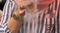 Tak mau ketinggalan, Risa Saraswati juga mencicipi snack dengan nitrogen cair yang asapnya sampai megepul ini. Foto: Instagram @risa_saraswati