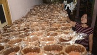 Besarnya permintaan kue keranjang di masa menjelang perayaan Imlek membuat para pelaku usaha di kawasan Cikarang, kabupaten Bekasi, Jawa Barat, bisa memproduksi kue keranjang sebanyak 2 ton dalam satu hari untuk di jual ke kawasan Jabodetabek lho. Antara Foto/Fakhri Hermansyah.