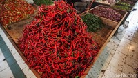 Kenaikan harga cabai terjadi akibat cuaca buruk yang merendam areal pertanian hingga menyebabkan hasil tanam berkurang.