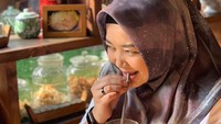 Wanita yang terkenal dengan kemampuan supranaturalnya ini sedang menikmati minuman di salah restoran. Foto: Instagram @risa_saraswati
