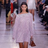 Model Emily Ratajkowski yang kini berusia 28 tahun pernah tampil untuk fashion show Bottega Veneta di Milan Fashion Week Spring/Summer 2018. Foto: Andreas Rentz/Getty Images