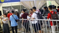 Antrean para penonton terlihat tertib.