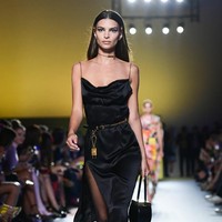 Emily Ratajkowski tampil edgy ketika berjalan di catwalk fashion show spring/summer 2019 Versace di Milan Fashion Week. Foto: Miguel MEDINA / AFP