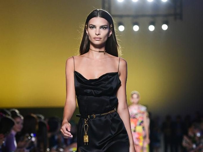 Model Emily Ratajkowski presents a creation for Versace fashion house during the Womens Spring/Summer 2019 fashion shows in Milan, on September 21, 2018. (Photo by Miguel MEDINA / AFP)