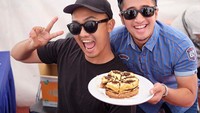 Begini gaya kocak Uus kalau dikasih makanan gratis dari Irfan Hakim yang saat itu sedang mengisi acara yang sama dengan Uus. Foto: Instagram @uusbiasaaja