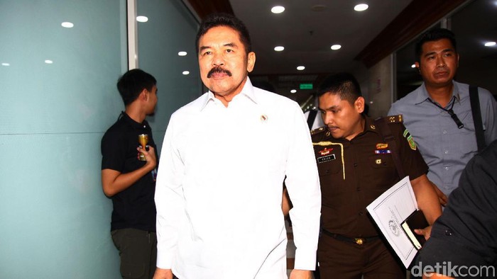 Jaksa Agung, ST Burhanuddin bersama jajarannya melakukan rapat kerja dengan Komisi III DPR RI di Komplek Parlemen, Senayan, Jakarta, Kamis (16/1/2020). Rapat kerja membahas Rencana kerja Tahun 2020 dan penanganan kasus Jiwasraya dan isu lainnya. Rapat kerja tersebut dipimpin oleh Wakil Ketua Komisi III  Desmond J Mahesa dan didampingi Ketua Komisi III  Herman Herry dan wakil Fraksi Gerindra, Ahmad Syahroni.