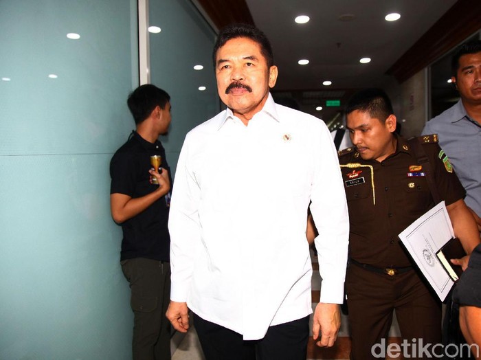 Jaksa Agung, ST Burhanuddin bersama jajarannya melakukan rapat kerja dengan Komisi III DPR RI di Komplek Parlemen, Senayan, Jakarta, Kamis (16/1/2020). Rapat kerja membahas Rencana kerja Tahun 2020 dan penanganan kasus Jiwasraya dan isu lainnya. Rapat kerja tersebut dipimpin oleh Wakil Ketua Komisi III  Desmond J Mahesa dan didampingi Ketua Komisi III  Herman Herry dan wakil Fraksi Gerindra, Ahmad Syahroni.