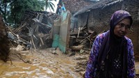 Sejumlah warga kembali ke rumah mereka untuk menyelamatkan sejumlah barang yang tersisa dari rumah mereka yang rusak usai diterjang banjir bandang di Kampung  Nunggul, Lebak, Banten.