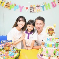 Gading Marten dan Gisella Anastasia juga masih menjalin hubungan baik pascacerai. Baru-baru ini keduanya hadir bersama untuk merayakan ulang tahun anak mereka, Gempita, yang ke-5. Foto: Instagram @gadiiing