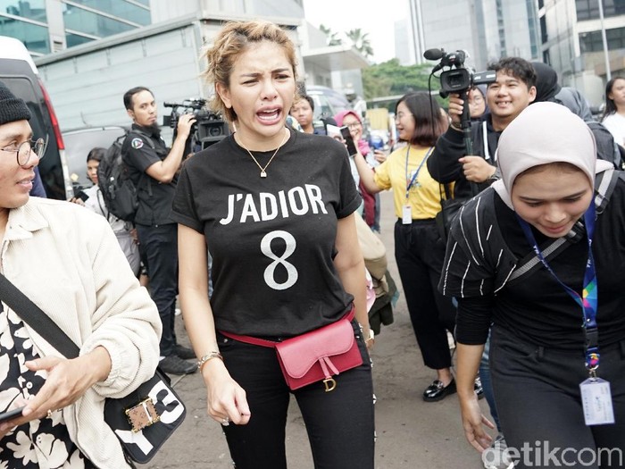 Nikita Mirzani Nikita Mirzani saat ditemui di studio Trans TV.