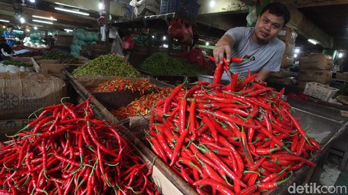 Harga cabai di Pasar Jembatan Lima, Jakarta Barat masih mahal, Kamis (16/1/2020). Di pasar ini harga cabai kriting dan cabai merah besar mencapai 80 ribu rupiah.