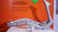 Honda BeAT kini mengusung fitur terbarunya menggunakan rangka dari Genio yang disebut enhanched Smart Architecture Frame.