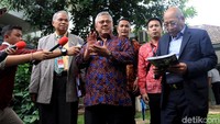 Ketua KPU Arief Budiman bersama tim hukum PDIP memberikan keterangan di hadapan awak media.