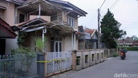 Rumah yang berada di Kompleks Sukamenak Indah, Blok I 61 RT 06 RW 04 Desa Sayatu, Kecamatan Margahayu, Kabupaten Bandung tersebut, kini nampak digaris polisi.