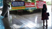 Beberapa orang ada yang memotretnya dengan ponsel.