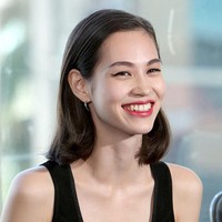 Umumnya wanita Jepang mendambakan punya gigi gingsul. Seperti dilansir Guff, mereka bahkan melakukan Yaeba, sebuah prosedur untuk menambahkan gigi di atas gigi asli agar terlihat seperti gingsul. Menurut wanita Jepang, gigi gingsul memberi kesan wajah terlihat lebih muda, manis dan polos. Foto: Rachel Murray/Getty Images