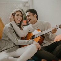 Prewedding indoor menjadi solusi untuk kamu yang memiliki konsep prewedding low budget. Prewedding indoor ala Randy Pangalila dan Chelsey Frank ini bisa jadi inspirasi. Usahakan kamu memakai busana yang serasi dan siapkan properti pendukung agar prewedding tak benar-benar sederhana. Foto: Instagram