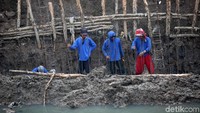 Tanggul tersebut diperbaiki guna mengantisipasi terjadinya banjir susulan terlebih musim hujan kini telah melanda berbagai wilayah di Indonesia, tak terkecuali Jakarta.