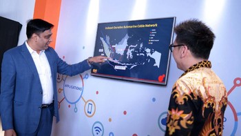 Director & Chief Operating Officer Indosat Ooredoo, Vikram Sinha (kiri) bersama salah satu perwakilan Alibaba Cloud saat mengunjungi booth Indosat Ooredoo Business di acara Launch of Partner Alliance di Jakarta.