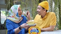 Terlihat romantis bersama suaminya, Risa Saraswati disuapi semangkuk es krim manis yang menyegarkan. Foto: Instagram @risa_saraswati