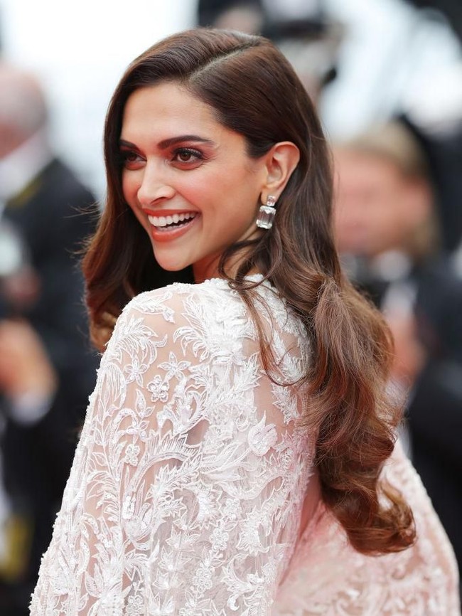 Standar kecantikan wanita India saat ini banyak terpengaruh dari budaya Barat, khususnya Amerika Serikat. Tidak sedikit yang menginginkan kulit mereka lebih cerah. Untuk rambut, mereka menyukai rambut panjang, tebal dan berkilau. Foto: Andreas Rentz/Getty Images