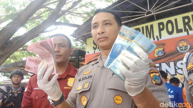 Bandar Narkoba Ditangkap Saat Nyabu, Uang Rp 210 Juta Disita